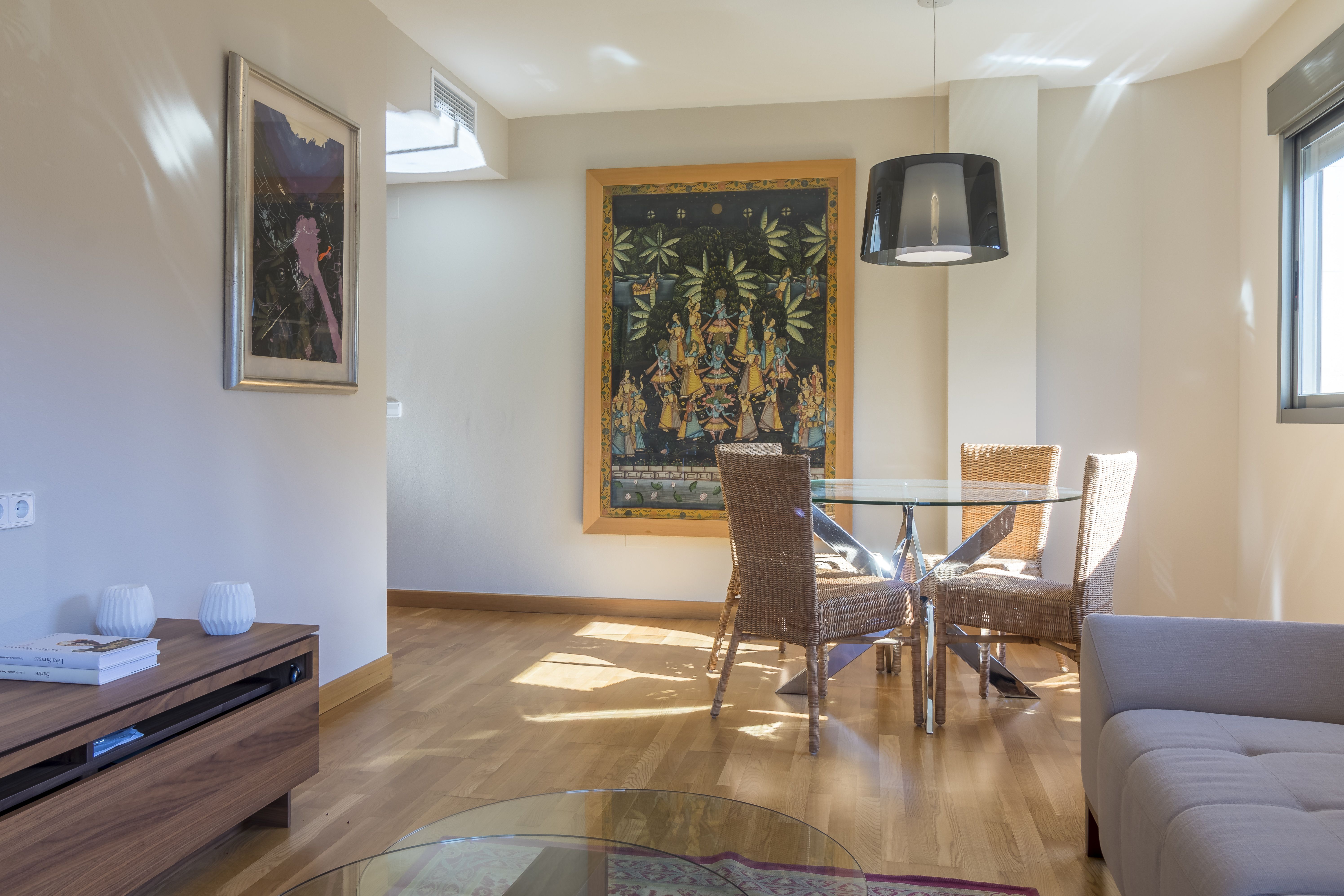 Comedor con mesa central de cristal | Abad grupo inmobiliario