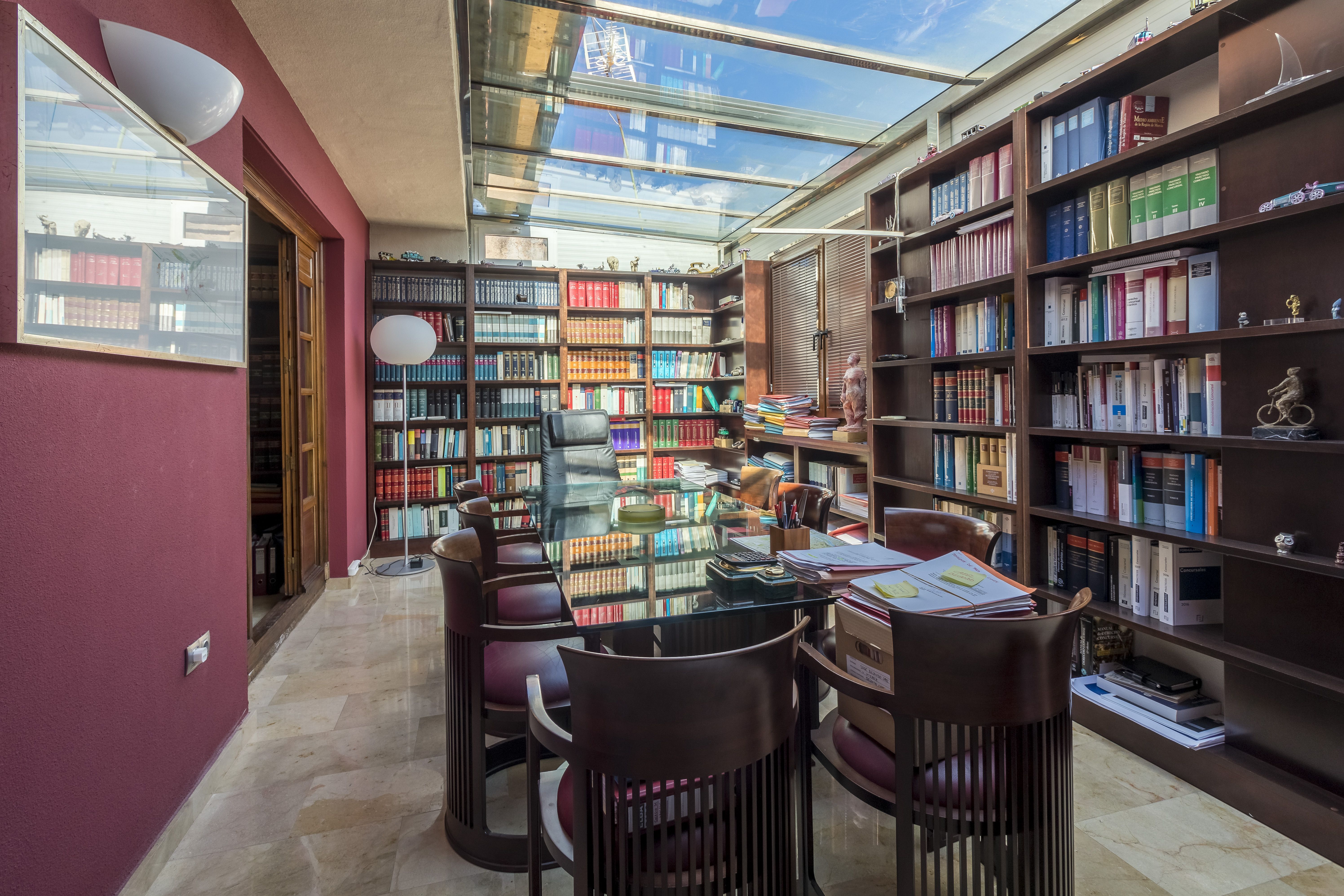 Biblioteca amplia casa única | Abad grupo inmobiliario